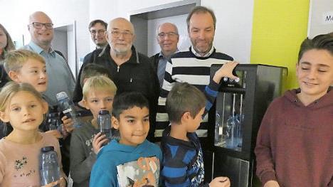 Ab sofort k&ouml;nnen die Sch&uuml;ler der Johann-Peter-Wagner-Grund- und Mittelschule Obertheres ihr gesundes Pausengetr&auml;nk am neuen Wasserspender selbst zapfen.  Foto: Christian Licha