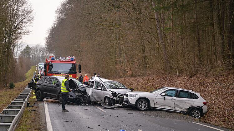 19-J&auml;hriger kommt in Gegenverkehr und kollidiert mit drei weiteren Fahrzeugen: Fahranf&auml;nger verstirbt im Krankenhaus