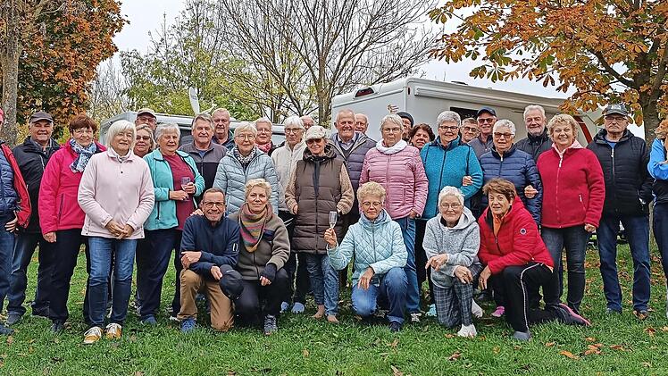Der Wohnmobilstammtisch Bad Kissingen beim Saisonabschluss 2024 in Obereisenheim: In der Mitte die Organisatoren des Stammtisches Renate Deppisch (mit rosa Jacke) und Wolfgang Deppisch (links neben seiner Frau).