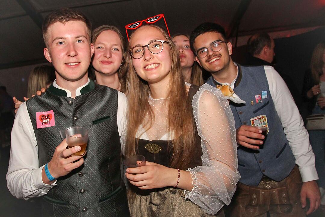 Dirndl vs. Lederhosen