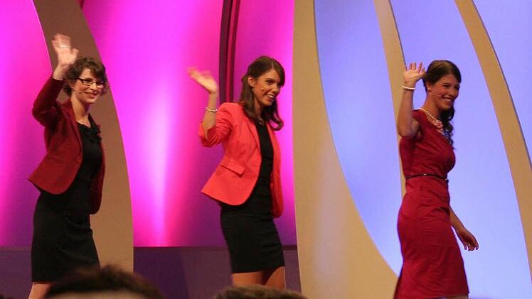 Ein Bild mit Symbolcharakter: Melanie winkt zum Abschied in die Menge. Ihre Mitbewerberinnen Melanie Hilllenbrand und Petra Hammer sind dagegen im Finale.