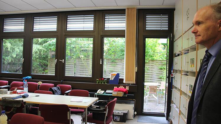 Schulleiter Klaus Morsch zeigt, wie eng es in dem Lehrerzimmer derzeit zugeht.