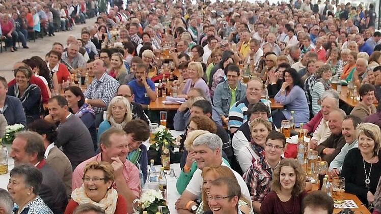 Im Festzelt gab es keinen freien Platz mehr.