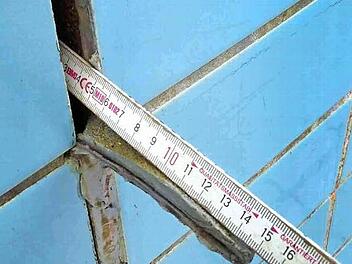 Diese Dehnungsfugen müssen nachgebessert werden. Foto: Bauamt Ebern