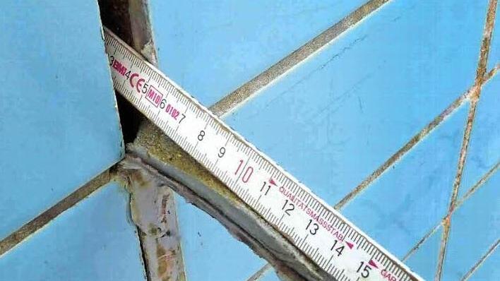 Diese Dehnungsfugen müssen nachgebessert werden. Foto: Bauamt Ebern