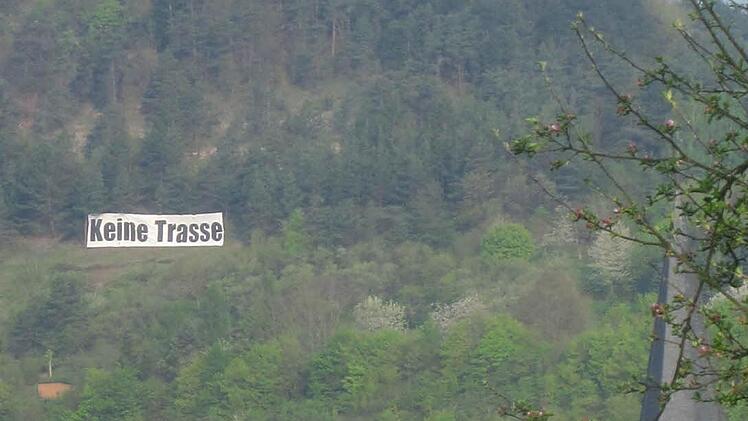 Am Schwedenberg bei Elfershausen hängt ein Protestbanner. Foto: privat