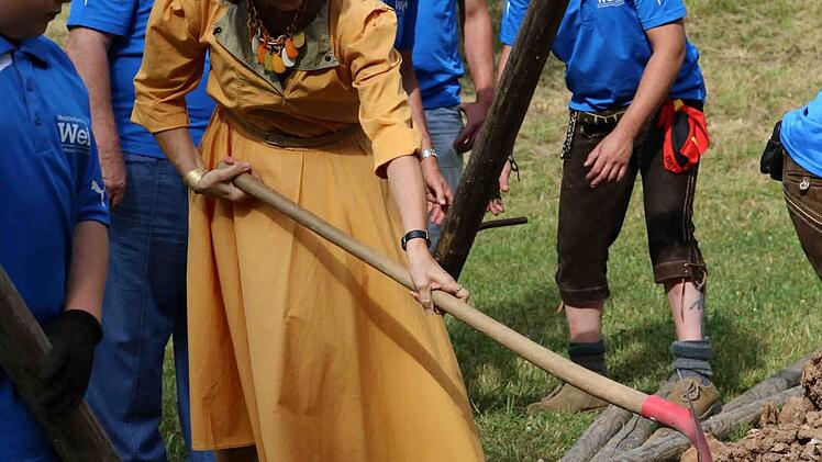 Selbst Renate Schroff, legte mit Hand an und hat den Kerwasburschen beim Baum aufstellen geholfen.