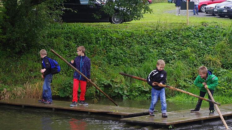 Einige Steuermänner beim Flößen Foto: Heike Schülein