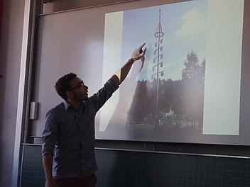Christian Pertsch möchte die Maibaum-Aufstellung in Steinwiesen wieder aufleben lassen. Foto: Schule