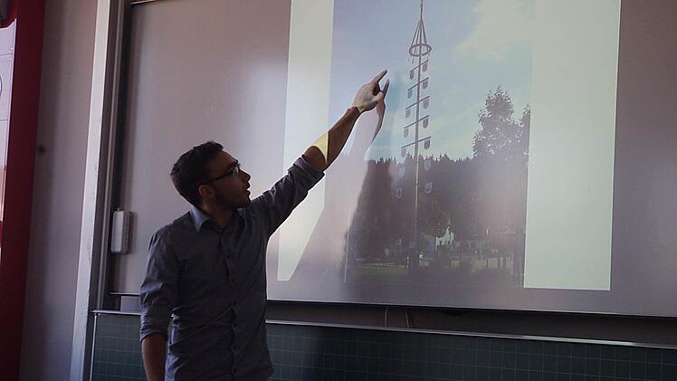 Christian Pertsch möchte die Maibaum-Aufstellung in Steinwiesen wieder aufleben lassen. Foto: Schule