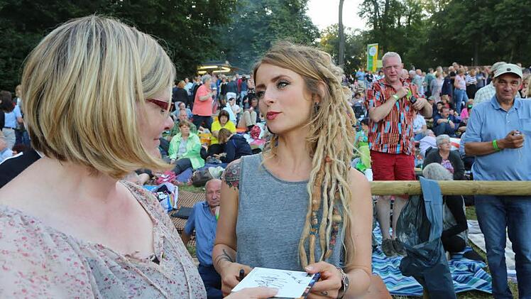Nachwuchspreisträgerin Sarah Lesch gibt ein Autogramm.  Foto: Barbara Herbst