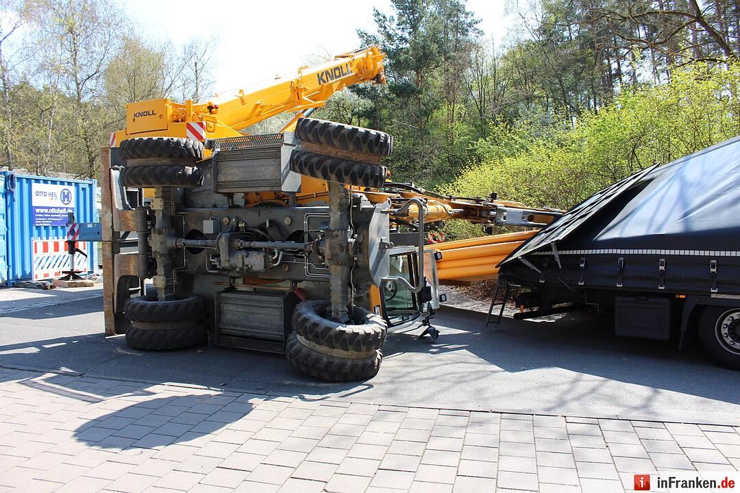 Erlangen: Bagger kippt auf Unigelände um