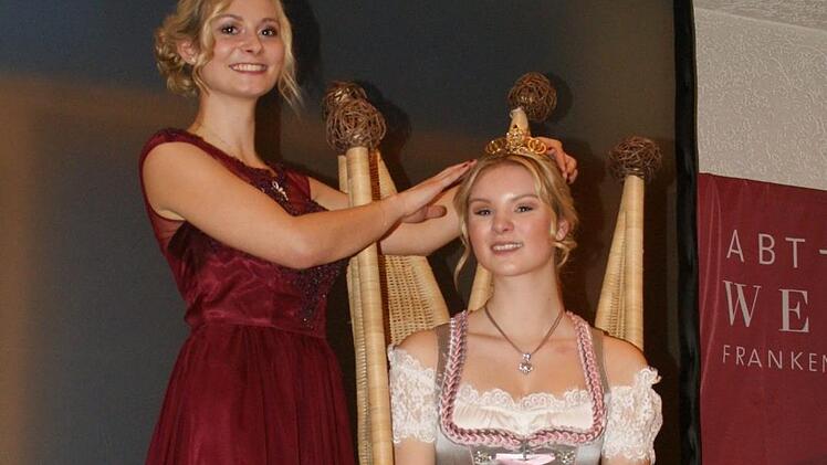 Anna-Lena Gottschalk ist die neue Sander Weinprinzessin. Die Krone setzte ihr ihre Vorgängerin Elisabeth Goger auf, die vor einigen Wochen zur Prinzessin des Abt-Degen-Weintals gekrönt wurde. Foto: Sabine Weinbeer