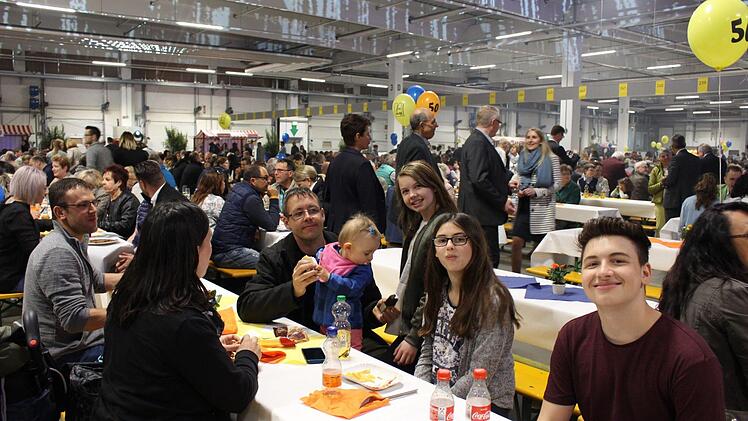 Über 4000 Gäste feierte im Logistikzentrum in Adelsdorf. Foto: Evi Seeger