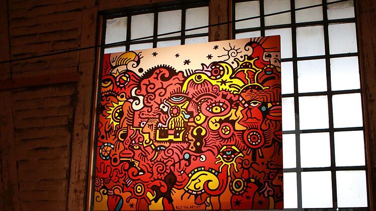 Der New Yorker Pop-Art-Künstler Billy The Artist lockte zahlreiche Besucher in die alte Pakethalle in Coburg. Foto: Jochen Berger