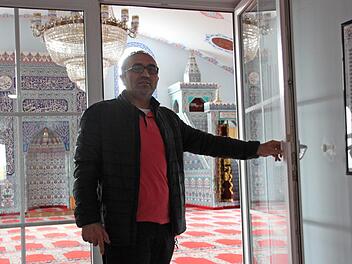 Coskun Ilgar führt auch gerne Menschen anderen Glaubens durch die Forchheimer Moschee. Foto: Jennifer Hauser