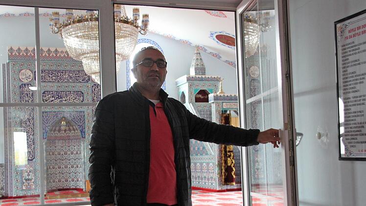 Coskun Ilgar führt auch gerne Menschen anderen Glaubens durch die Forchheimer Moschee. Foto: Jennifer Hauser