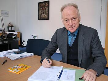 Der Stadtrat hatte eine Sondersitzung einberufen, es ging vorrangig um Bürgermeister Helmut Blank. Die Räte  entschieden einstimmig, die Causa in den nichtöffentlichen Teil zu verschieben. Am nächsten Tag redete der Bürgermeister offen mit dieser Zeitung.  Heike Beudert