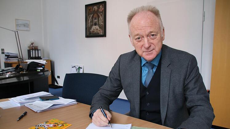 Der Stadtrat hatte eine Sondersitzung einberufen, es ging vorrangig um Bürgermeister Helmut Blank. Die Räte  entschieden einstimmig, die Causa in den nichtöffentlichen Teil zu verschieben. Am nächsten Tag redete der Bürgermeister offen mit dieser Zeitung.  Heike Beudert