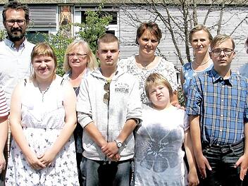 Für (von links) Jonas, Lea, Hannes, Luca (dahinter Schulbegleiterin Ramona Bernard), Leon und Dayan (es fehlt Sebastian) beginnt ein neuer Lebensabschnitt. Die Jugendlichen des Förderzentrums der Lebenshilfe Haßberge e. V. bekamen am Dienstag bei der offiziellen Entlassfeier ihre Abschlusszeugnisse. Es gratulieren (hinten, von links) die Klassenlehrer Daniel Serfas und Thomas Lilge, Tagesstättenleiterin Isolde Martin sowie (von rechts) Konrektor Johannes Feulner und Schulleiterin Alexandra Kr...