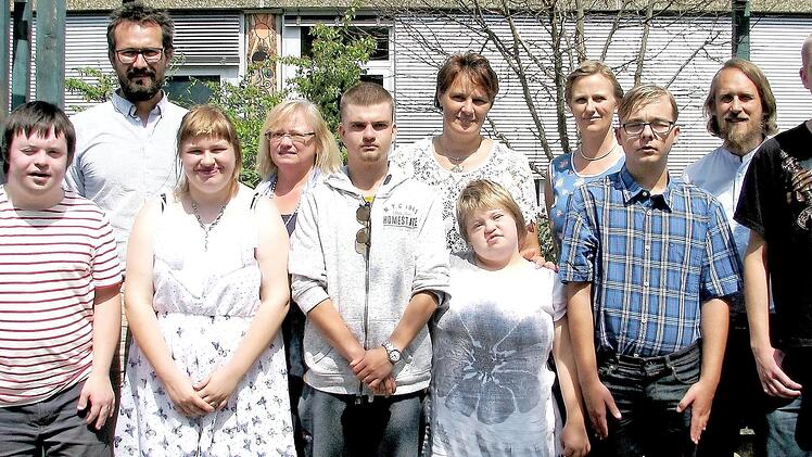 Für (von links) Jonas, Lea, Hannes, Luca (dahinter Schulbegleiterin Ramona Bernard), Leon und Dayan (es fehlt Sebastian) beginnt ein neuer Lebensabschnitt. Die Jugendlichen des Förderzentrums der Lebenshilfe Haßberge e. V. bekamen am Dienstag bei der offiziellen Entlassfeier ihre Abschlusszeugnisse. Es gratulieren (hinten, von links) die Klassenlehrer Daniel Serfas und Thomas Lilge, Tagesstättenleiterin Isolde Martin sowie (von rechts) Konrektor Johannes Feulner und Schulleiterin Alexandra Kr...