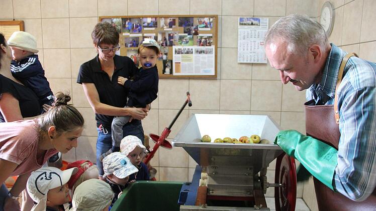 Karlheinz Federlein zeigt, welche Schritte nötig sind, um Apfelsaft frisch herzustellen.Heike Beudert