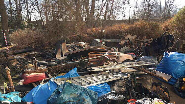 Gut zwei Wochen nach dem Kellerbrand in LichteneicheFoto: Anette Schreiber