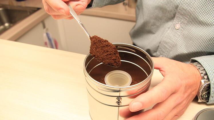 Das Bef&uuml;llen der Kaffeekapseln ist mit der kleinen Halterung in der Vorratsdose sehr einfach. Foto: Theresa Schiffl