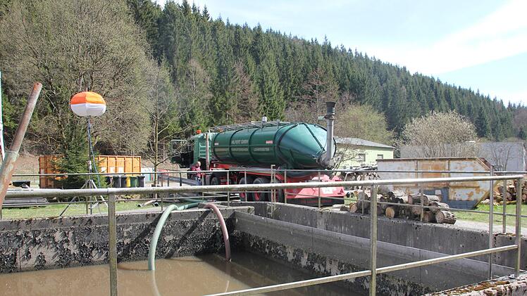 Schon seit Dienstagabend fahren ununterbrochen vier Saugwagen kontaminiertes Löschwasser ins Schlammstapbecken nach Pressig. Die Arbeiten dauern voraussichtlich bis Donnerstag noch an. Veronika Schadeck