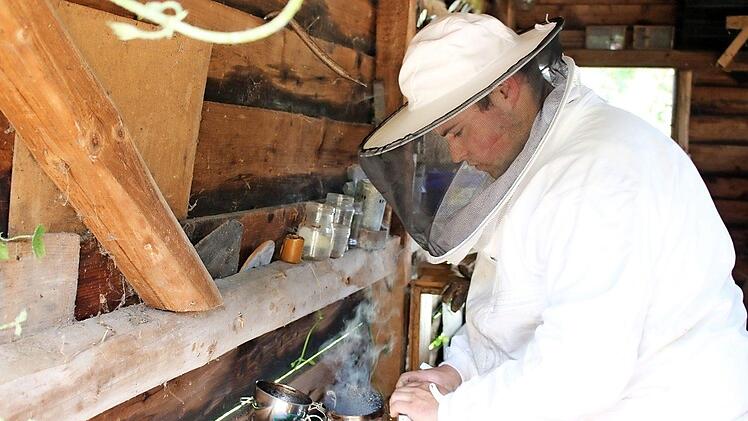 Mit einem Smoker, der Rauch erzeugt, werden die Bienen beim Öffnen des Bienenkastens beruhigt