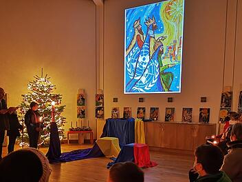 Segen für das neue Jahr holten sich die Menschen in der Kirche  Oberwildflecken in einer Lichterfeier mit Bildbetrachtung. Foto: Marion  Eckert