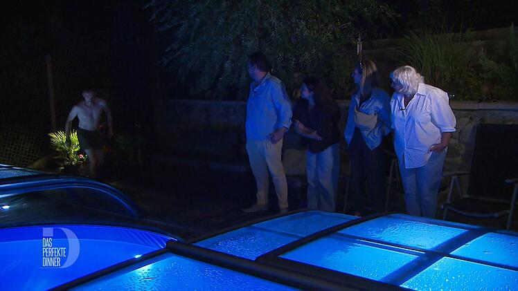 Zum Abschluss des sch&ouml;nen Abends g&ouml;nnt sich Max eine Abk&uuml;hlung im Pool.