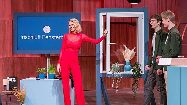 Nie mehr T&ouml;pfe und Krimskrams vom Fensterbrett r&auml;umen: Janna Ensthaler macht sich ein Bild von der genial simplen "Frischluft Fensterbrett"-Erfindung. Dahinter stecken zwei junge Unternehmer aus M&uuml;nchen.