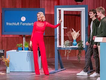 Nie mehr T&ouml;pfe und Krimskrams vom Fensterbrett r&auml;umen: Janna Ensthaler macht sich ein Bild von der genial simplen "Frischluft Fensterbrett"-Erfindung. Dahinter stecken zwei junge Unternehmer aus M&uuml;nchen.