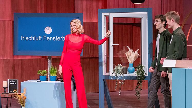 Nie mehr T&ouml;pfe und Krimskrams vom Fensterbrett r&auml;umen: Janna Ensthaler macht sich ein Bild von der genial simplen "Frischluft Fensterbrett"-Erfindung. Dahinter stecken zwei junge Unternehmer aus M&uuml;nchen.