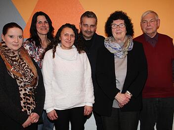 Die wiedergewählte Vorstandschaft: (v. li.) Tierschutzbeauftragte Ramona Diller, Jugendleiterin Birgit Hartmann, Tierschutzbeauftragte Franziska Geißendorfer, Vorsitzender Rolf Herter, Kassenwartin Inge Bauer und Schriftführer Heinrich Götz. Nicht im Bild ist der stellvertretende Vorsitzende Peter Farr. Foto: Gerda Völk