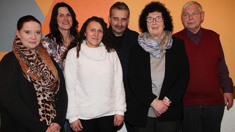 Die wiedergewählte Vorstandschaft: (v. li.) Tierschutzbeauftragte Ramona Diller, Jugendleiterin Birgit Hartmann, Tierschutzbeauftragte Franziska Geißendorfer, Vorsitzender Rolf Herter, Kassenwartin Inge Bauer und Schriftführer Heinrich Götz. Nicht im Bild ist der stellvertretende Vorsitzende Peter Farr. Foto: Gerda Völk