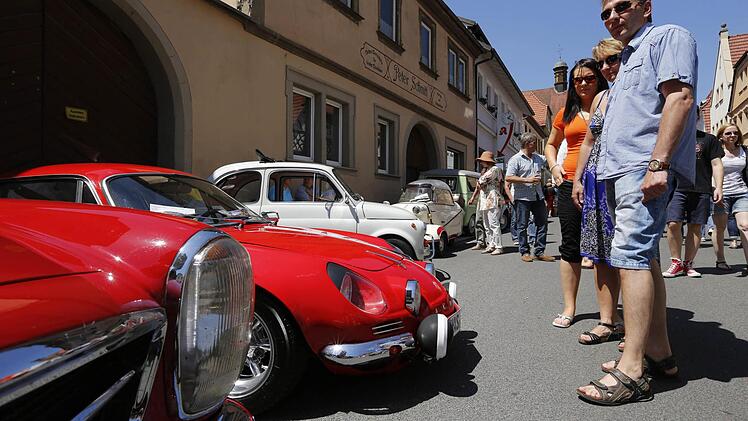 Vor dem Heimatmuseum: Automobilgeschichte aufgereiht.Foto: Matthias Hoch