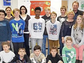 Die Schüler der Nachmittagsbetreuung freuen sich über das neue Freizeitangebot, mit Janina Kempf (Zweite von links). Mit im Bild Bürgermeister Udo Baumann (von links hinten), Michael Hinz (Basalt AG), Ilona Groth (Leiterin der Offenen Ganztagsschule AFZ, Außenstelle Bad Neustadt), Petra Omert (pädagogische Mitarbeiterin der Nachmittagsbetreuung). Die stellvertretende Schulleiterin Stefanie Mott (von rechts), Jürgen Schmidt (Grundschule Bischofsheim) und Schulleiter Rüdiger Bader sowie pädagog...