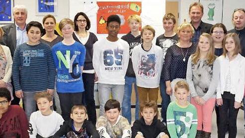 Die Schüler der Nachmittagsbetreuung freuen sich über das neue Freizeitangebot, mit Janina Kempf (Zweite von links). Mit im Bild Bürgermeister Udo Baumann (von links hinten), Michael Hinz (Basalt AG), Ilona Groth (Leiterin der Offenen Ganztagsschule AFZ, Außenstelle Bad Neustadt), Petra Omert (pädagogische Mitarbeiterin der Nachmittagsbetreuung). Die stellvertretende Schulleiterin Stefanie Mott (von rechts), Jürgen Schmidt (Grundschule Bischofsheim) und Schulleiter Rüdiger Bader sowie pädagog...