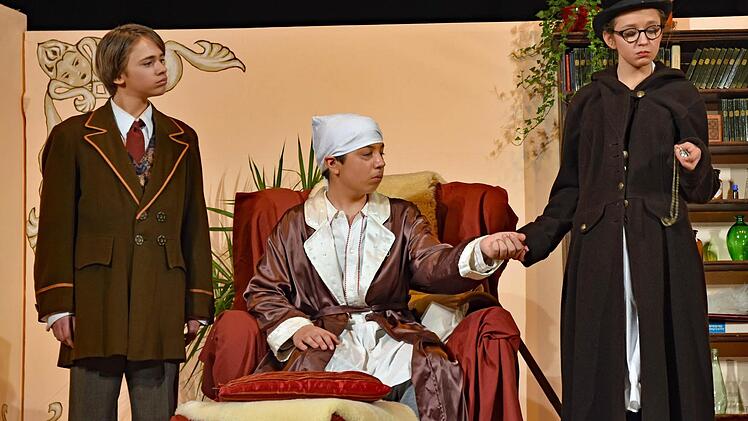 Tolle Leistungen zeigten (v. l.) Luca Dachwald, Paul Wiesner und Selina Oppelt in der Komödie "Der eingebildete Kranke" von Molière. Foto: Ulrike Langer