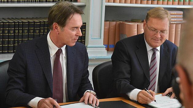 Gemeinsam besiegelten OB Andreas Starke (rechts) und Brose-Gesellschafter Michael Stoschek 2012 den Grundst&uuml;ckskauf.