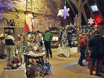 Erstmals in dieser Saison war zur Martini-Kirchweih die "Weihnachtsscheune" der Familie Wiesneth in Eltmann geöffnet. Fotos: Sabine Weinbeer