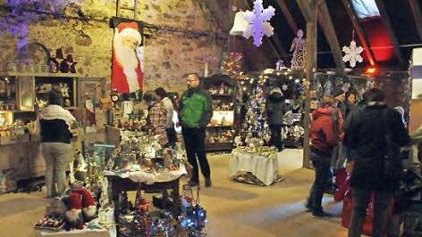 Erstmals in dieser Saison war zur Martini-Kirchweih die "Weihnachtsscheune" der Familie Wiesneth in Eltmann geöffnet. Fotos: Sabine Weinbeer
