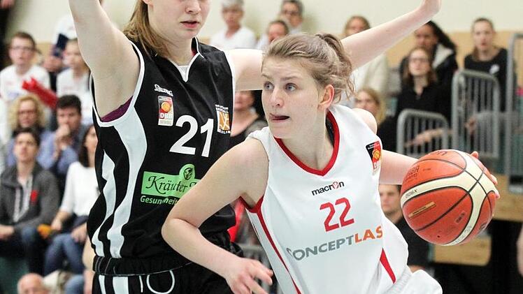 Ihre Wurfausbeute l&auml;sst darauf schlie&szlig;en, dass Anika Hartmann (r.) ihre Nerven bei der "Deutschen" in Wolfenb&uuml;ttel gut im Griff hatte.