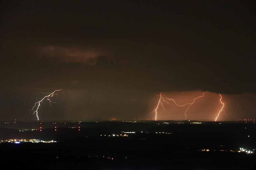 Gewitter entladen sich aus kilometerhohen Wolkentürmen - Beeindruckende Blitzshow die gesamte Nacht durch - Schafe suchen vor Gewitter und Starkregen Schutz