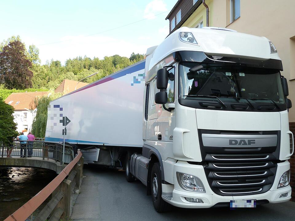 Nach Reisebus-Unfall auf A9: Lkw bleibt in Wirsberg stecken