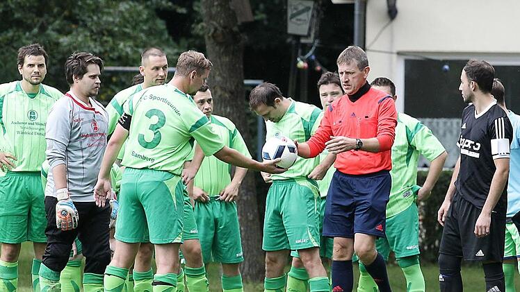 schiri peter Volkmuth Gerach prüft den Ball