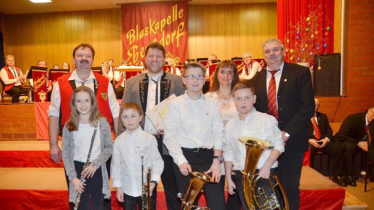 Viel Beifall gab es am Schluss für die Protagonisten und Organisatoren mit ihren jüngsten Instrumentalisten. Vorne von linksSaskia Heyder (Querflöte, 11 Jahre), Jannes Ziener (Trompete, 9 Jahre), Tim Walther (Tenorhorn,11), Lui Ehrhardt (Tenorhorn, 10 Jahre), hinten von links Frank Großmann (2. Vorstand Blaskapelle Ebersdorf), Andreas Rentsch (Dirigent Blaskapelle Ebersdorf), Karina Klaumünzner (Dirigentin Gesangverein Ebersdorf), Rudolf Dressel (Vorsitzender GV Ebersdorf, Moderator).