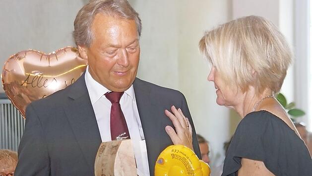 Die Verdienste von Konrektor Reinhold Zellmann w&uuml;rdigte auch Schulleiterin Astrid Balzar, die eine Truhe mit witzigen Utensilien &uuml;berreichte.